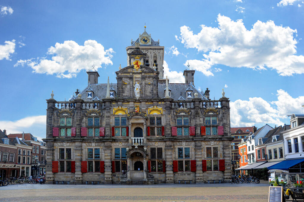 Markt van Delft met het historische stadhuis