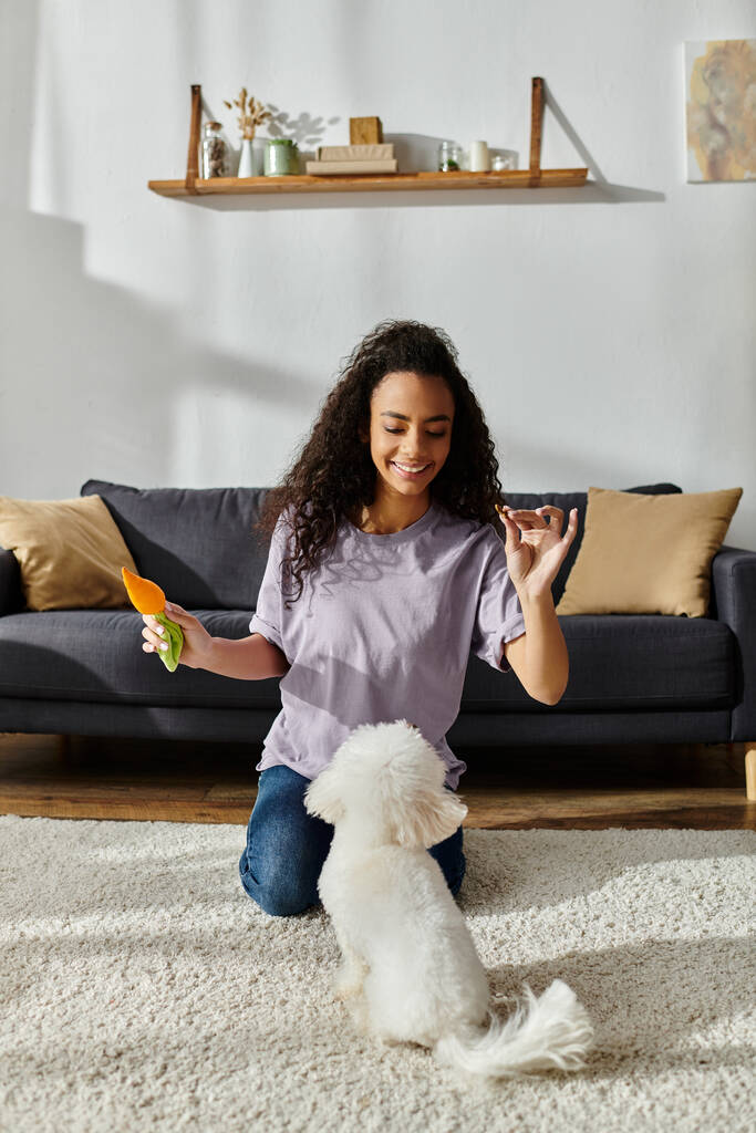 Vrouw oefent rustig met een kleine hond in een woonkamer