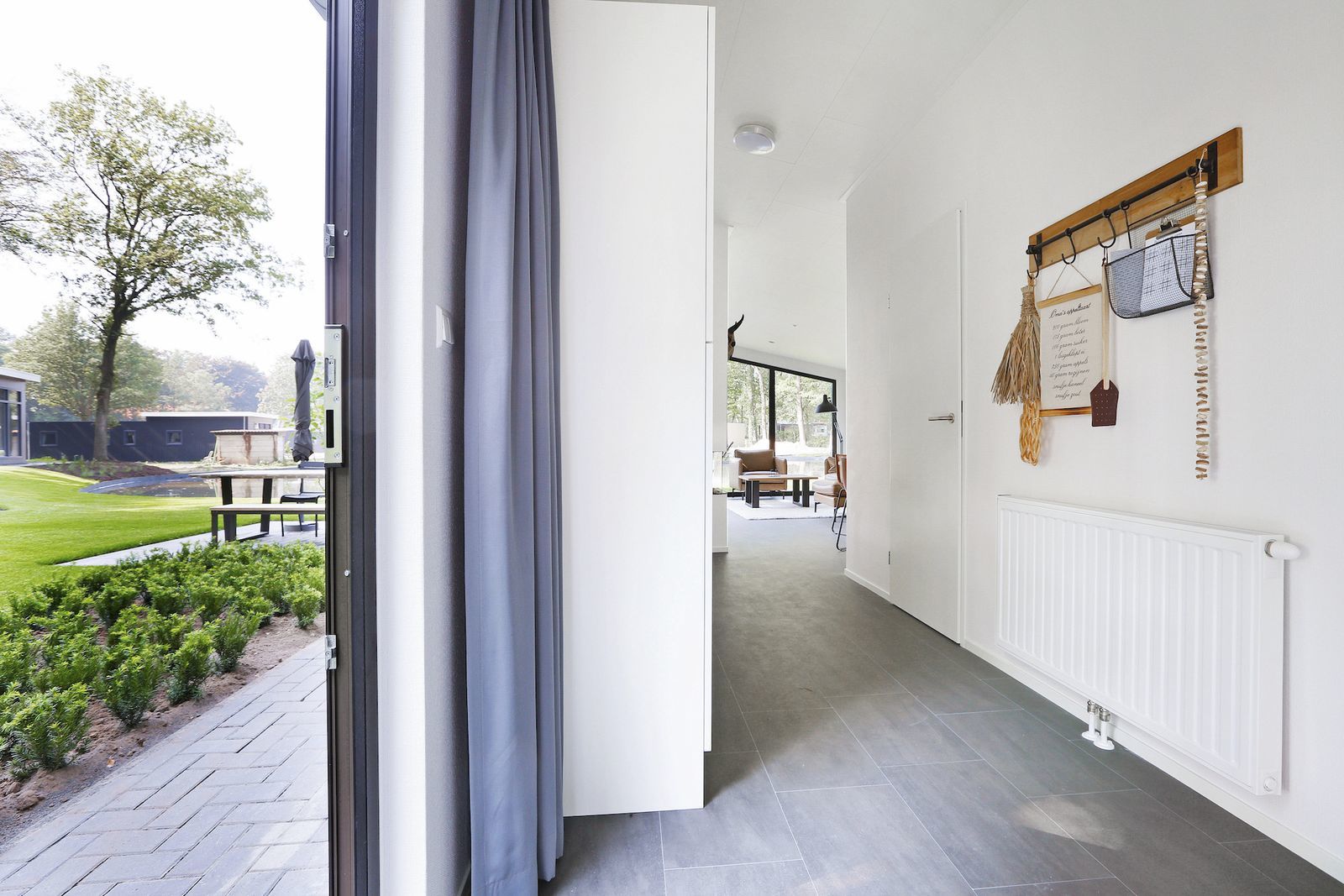 Terras van een boslodge omringd door groen
