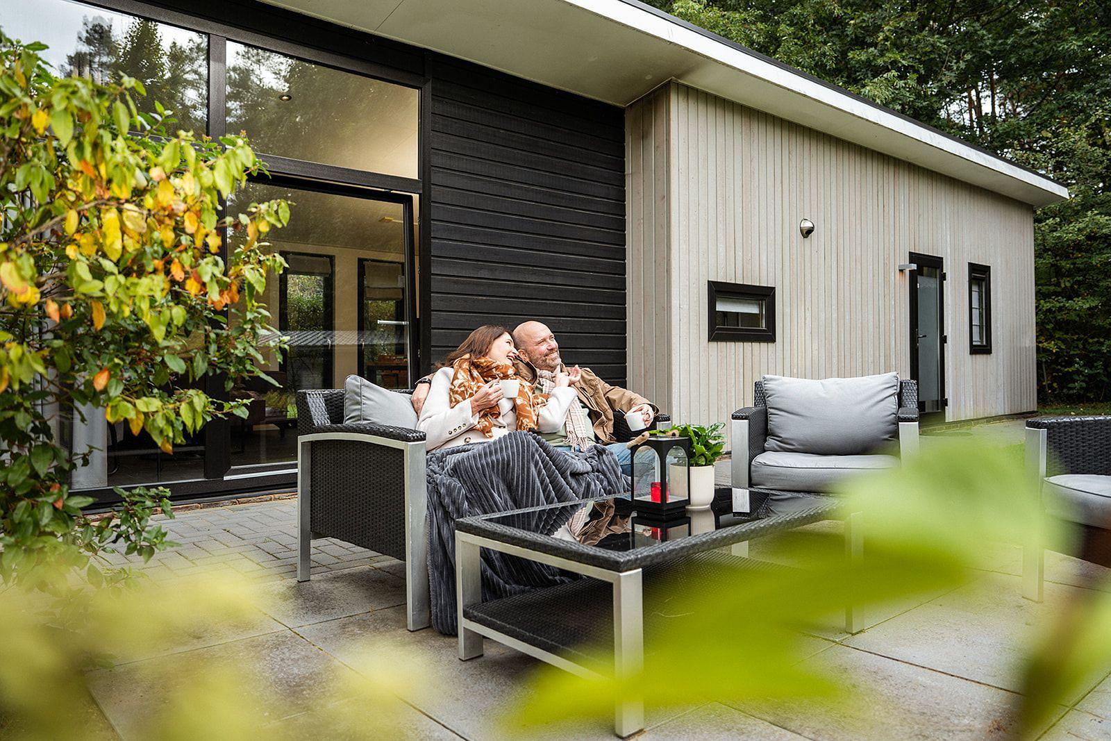 Vakantiepark met lodges tussen herfstgroen