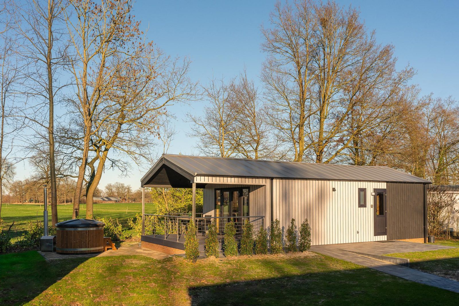 Lodge met terras in een groene omgeving